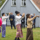 Kronprins Haakon fikk se asiatisk dans under besøket til utendørsmuseet Bergtunet, i tillegg til møter med flere av bygdas frivillige. Foto: Heiko Junge / NTB
